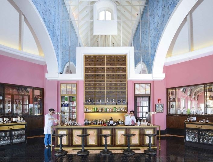 Offers specialty cocktails, sea views & live music
