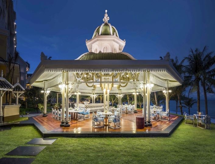 Offers fresh grilled seafood and local produce
